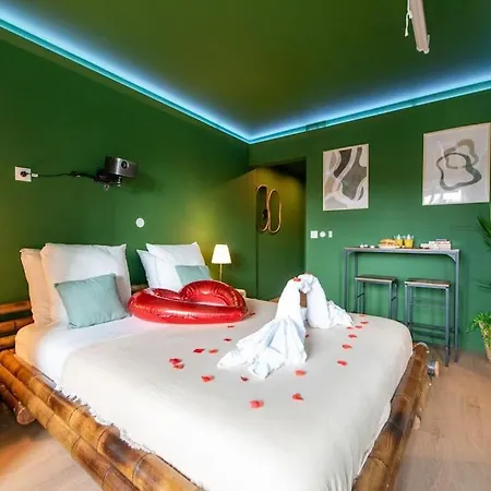 The Jungle - Jacuzzi, Sauna & Projector